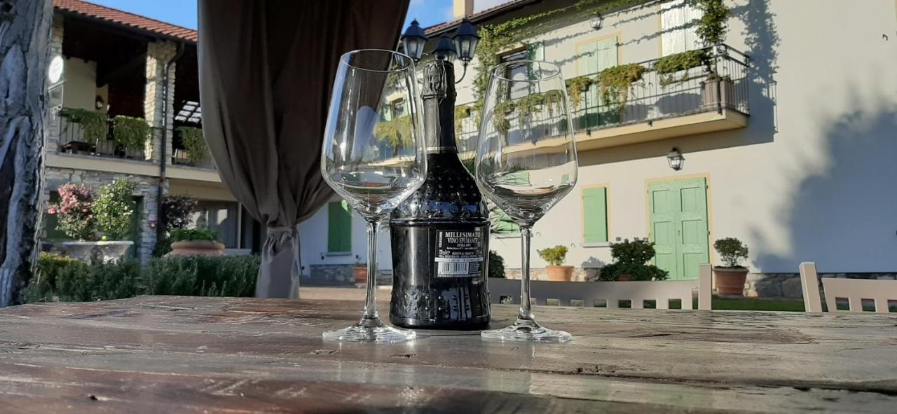 Casale Raffaello B&B Como Albese Con Cassano Bagian luar foto