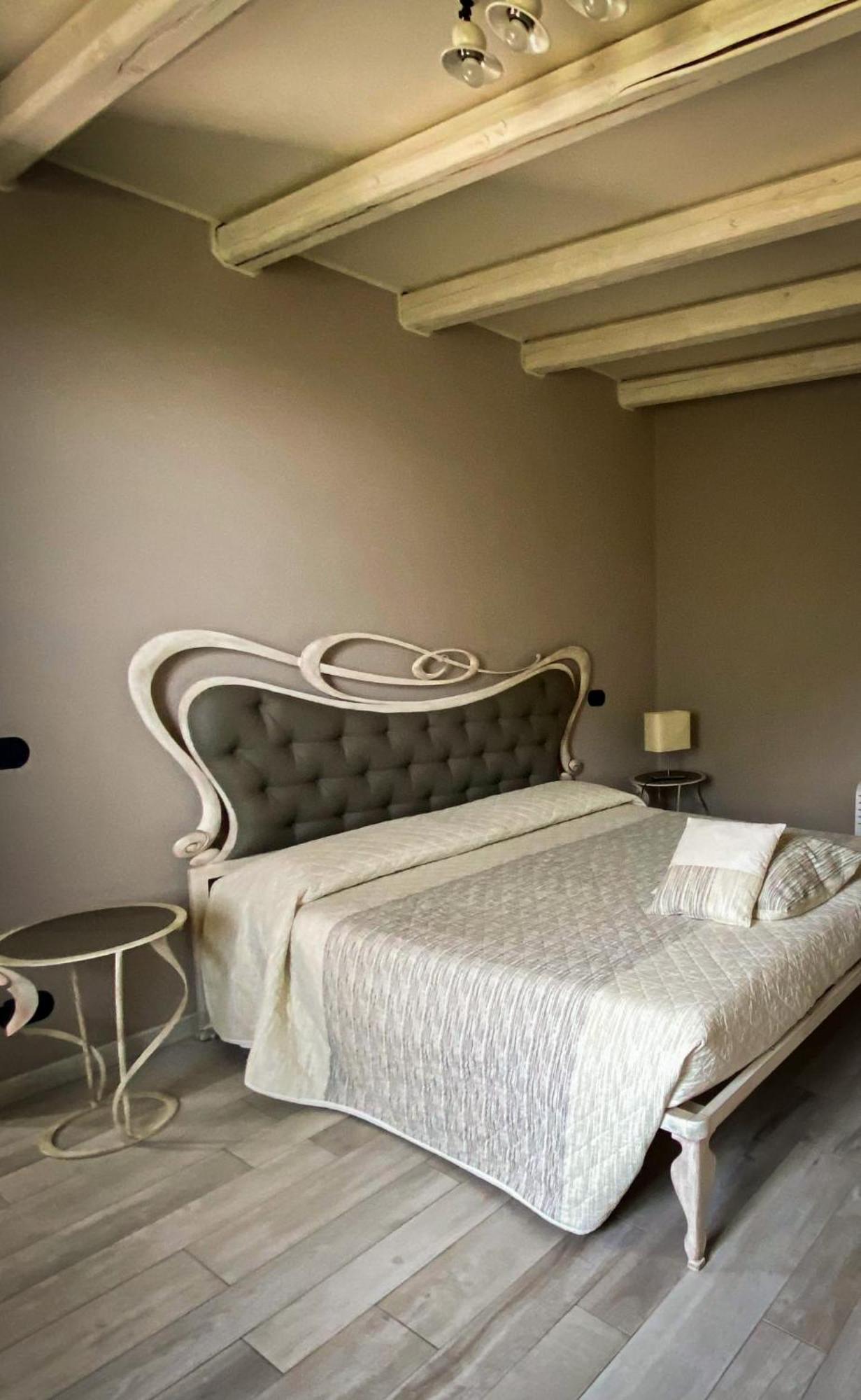 Casale Raffaello B&B Como Albese Con Cassano Bagian luar foto
