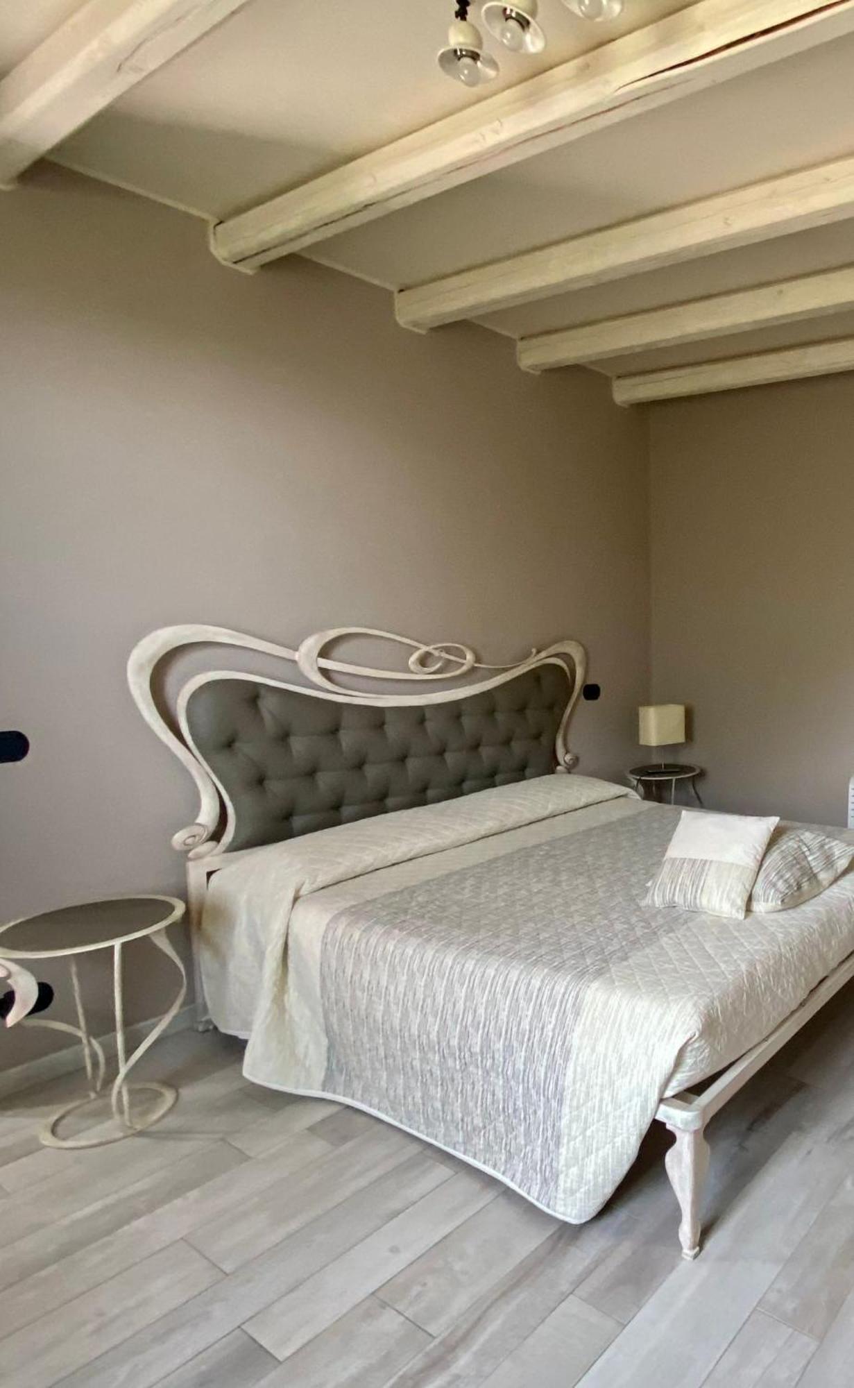 Casale Raffaello B&B Como Albese Con Cassano Bagian luar foto