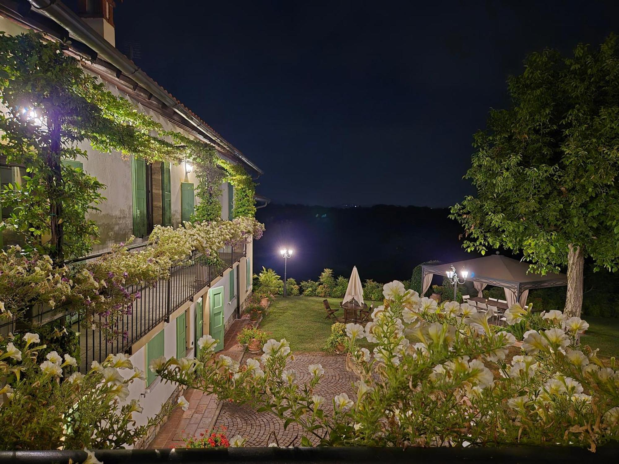 Casale Raffaello B&B Como Albese Con Cassano Bagian luar foto